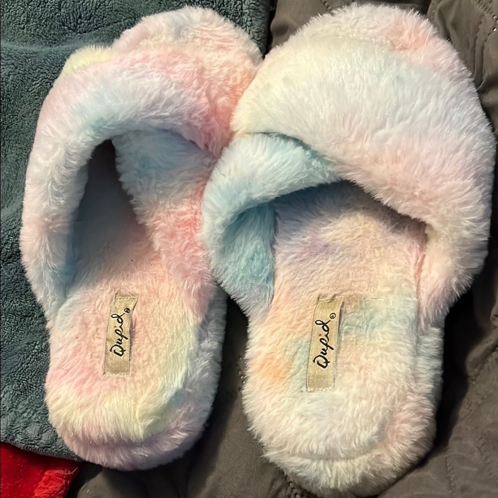 Qupid ladies fuzzy slippers size 6